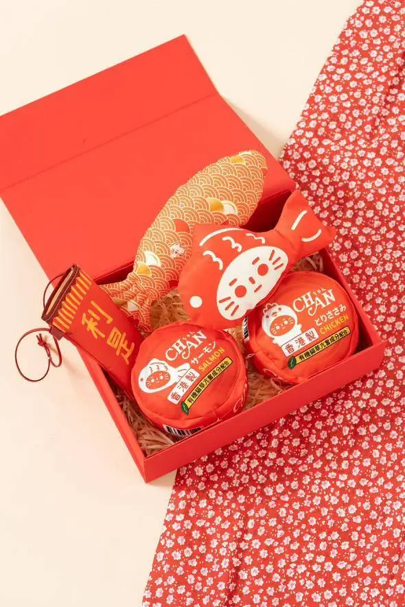 陳氏屁孩 貓肥屋潤賀年禮盒(貓草魚2款/屁孩罐罐2款各1件/利是糖掛飾 1件 陳氏揮春4款各1張)